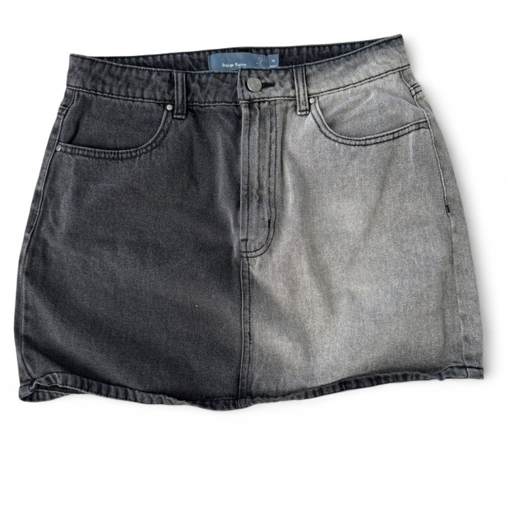 Chic‎ Two-Tone Mini Skirt in Black and Gray